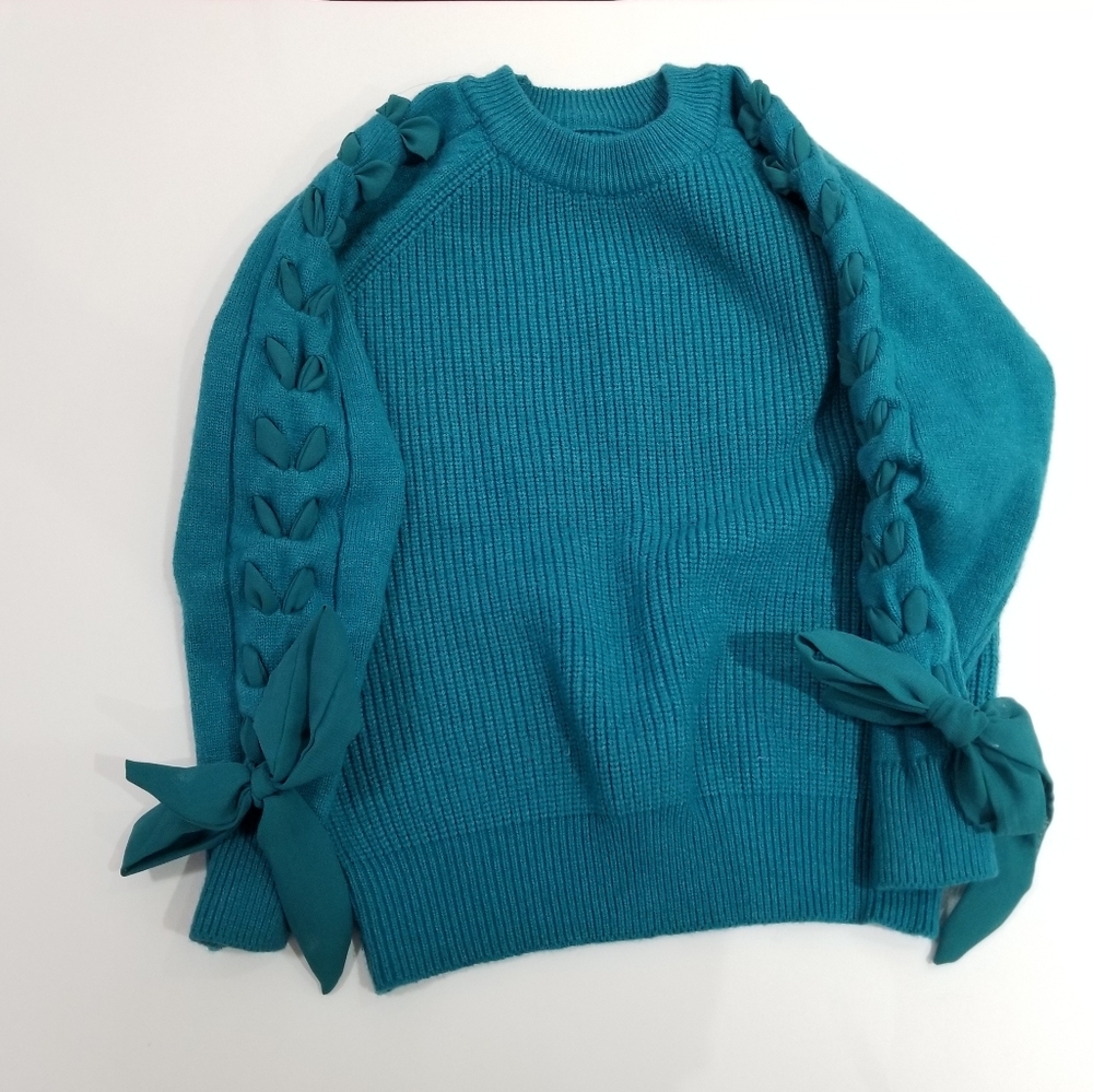Teal Sweater with Bow Details sleeves no lables inside little girl size 5 (C13)